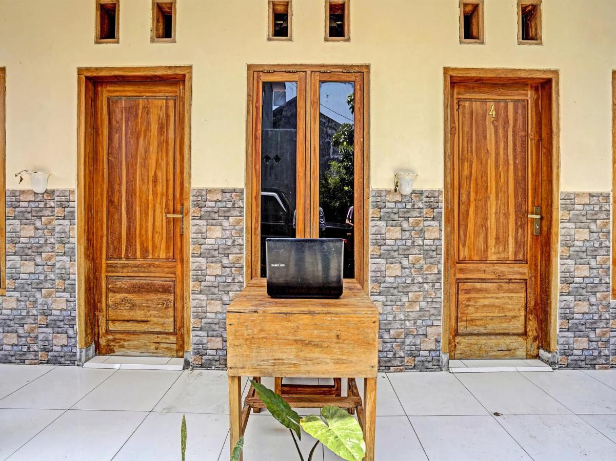 Spot On 91824 Rumah Kaloka Syariah Probolinggo Bagian luar foto