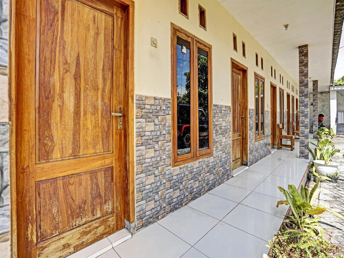 Spot On 91824 Rumah Kaloka Syariah Probolinggo Bagian luar foto