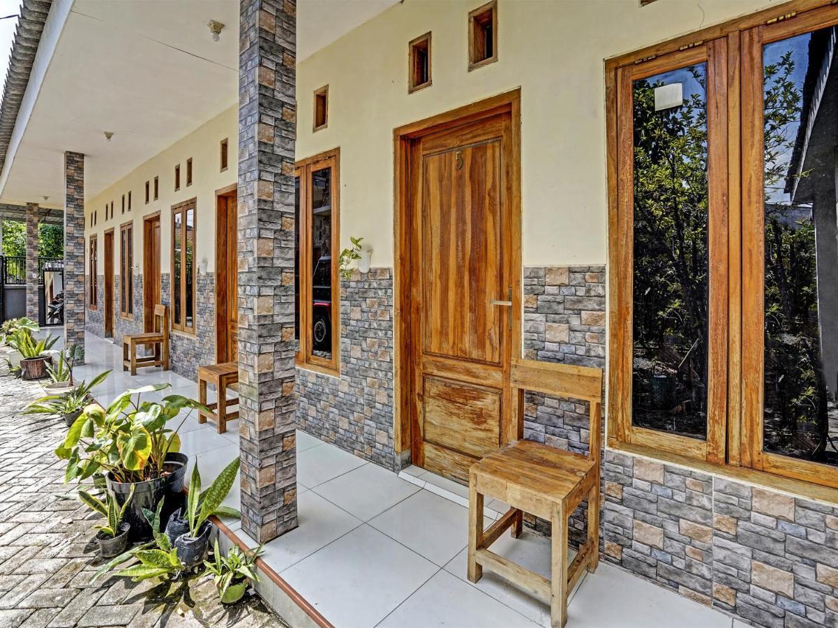 Spot On 91824 Rumah Kaloka Syariah Probolinggo Bagian luar foto