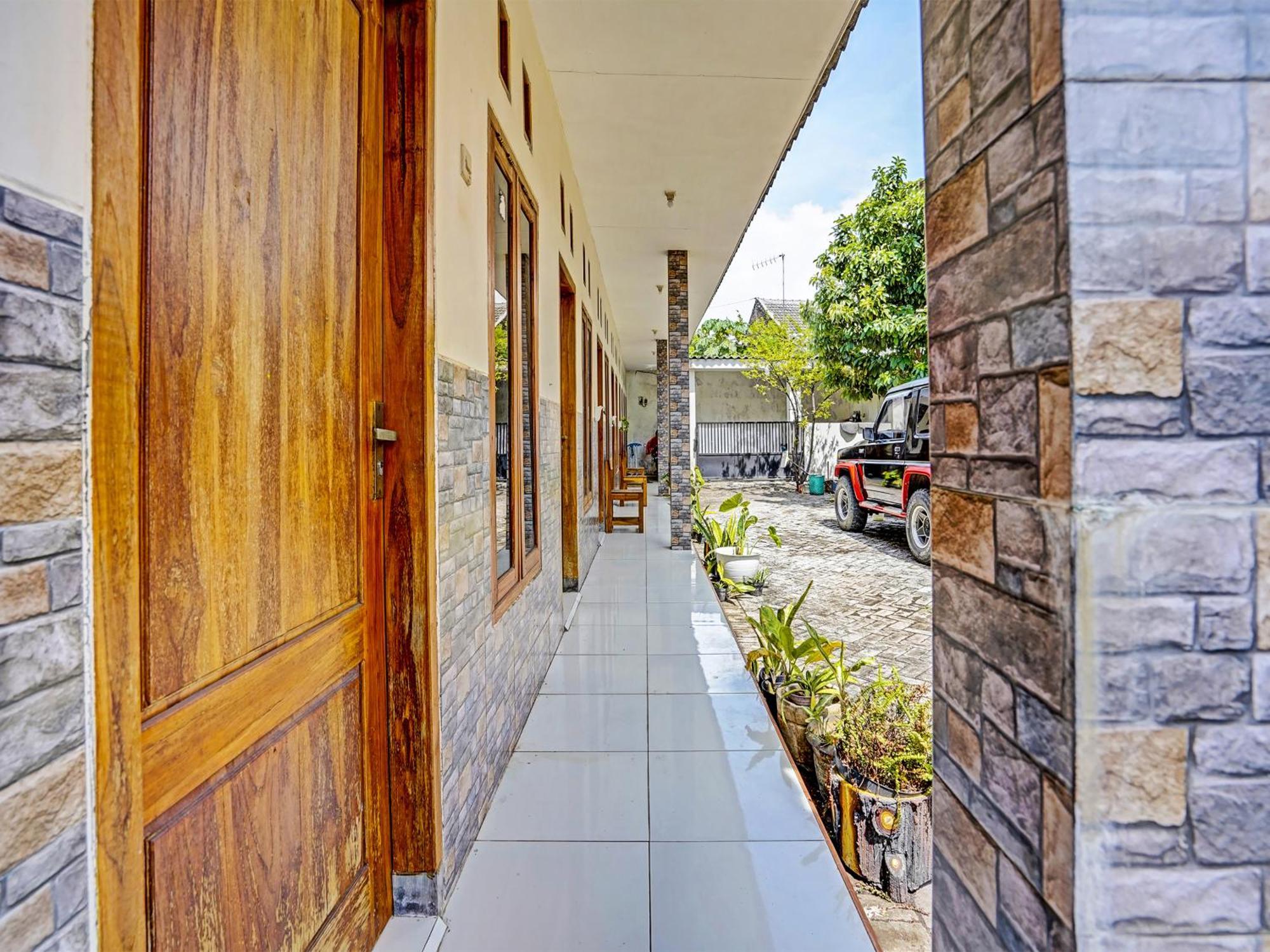 Spot On 91824 Rumah Kaloka Syariah Probolinggo Bagian luar foto