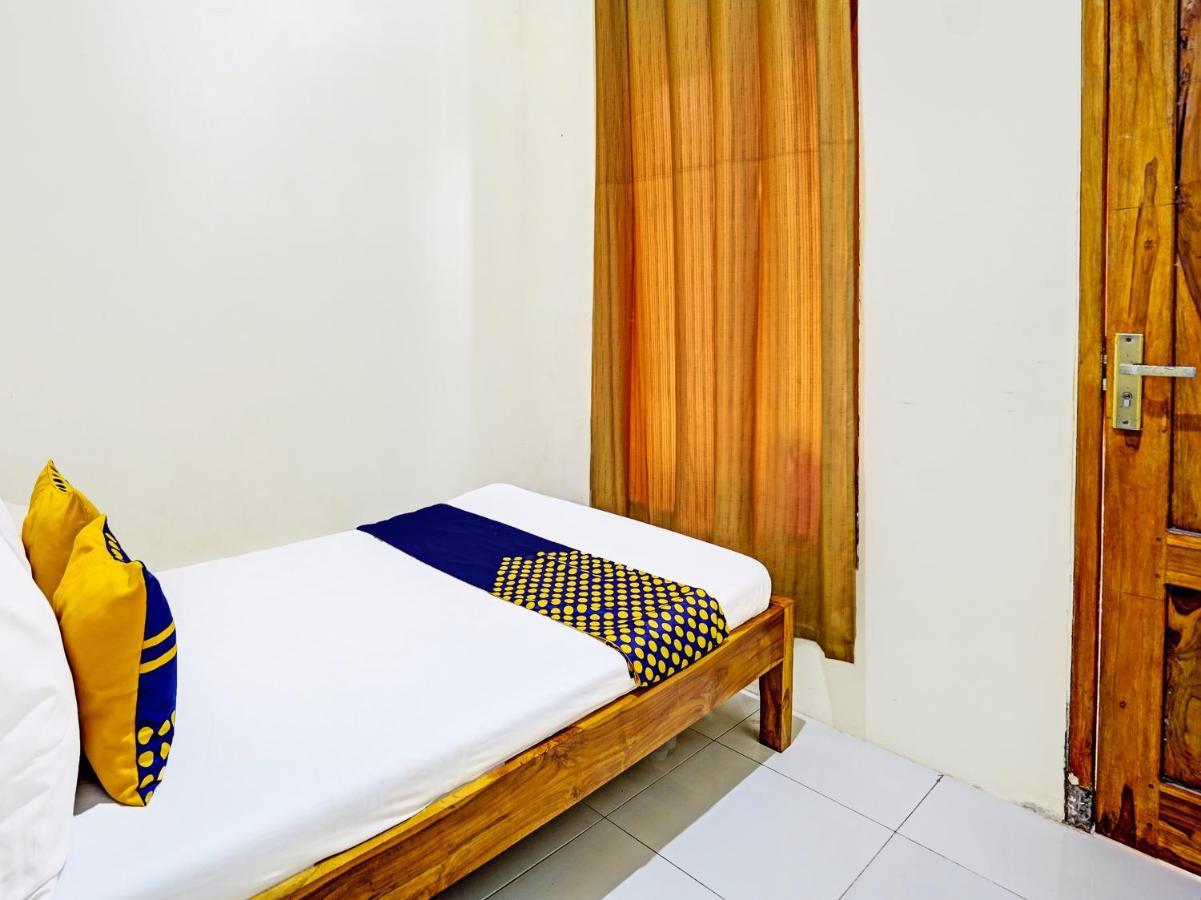 Spot On 91824 Rumah Kaloka Syariah Probolinggo Bagian luar foto